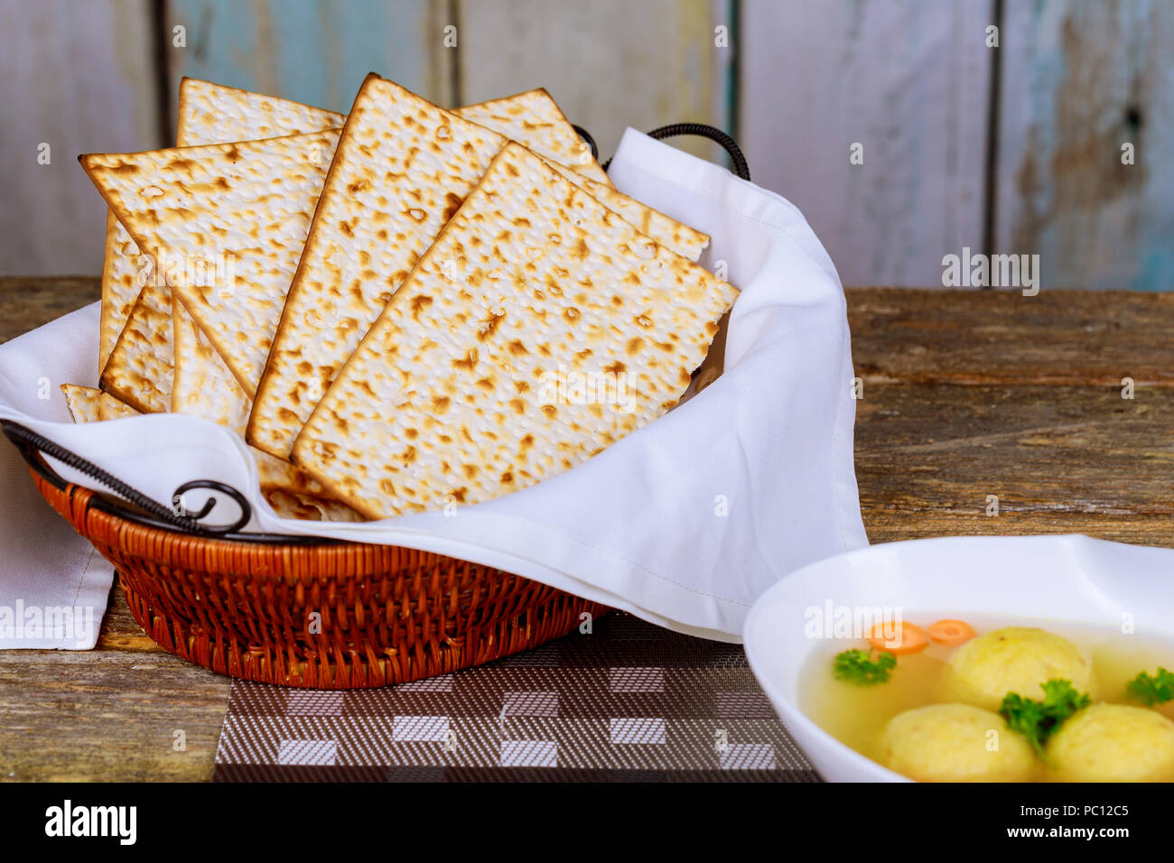 La matsa juive traditionnelle soupe à billes, boulettes à base de farine de Matsa matzo au sol. Banque D'Images