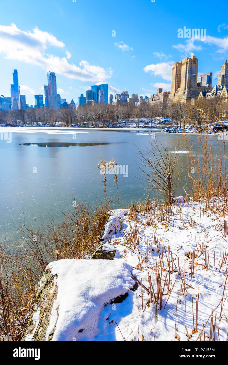 Lake dans le Parc Central de la ville de New York en paysage d'hiver, USA Banque D'Images