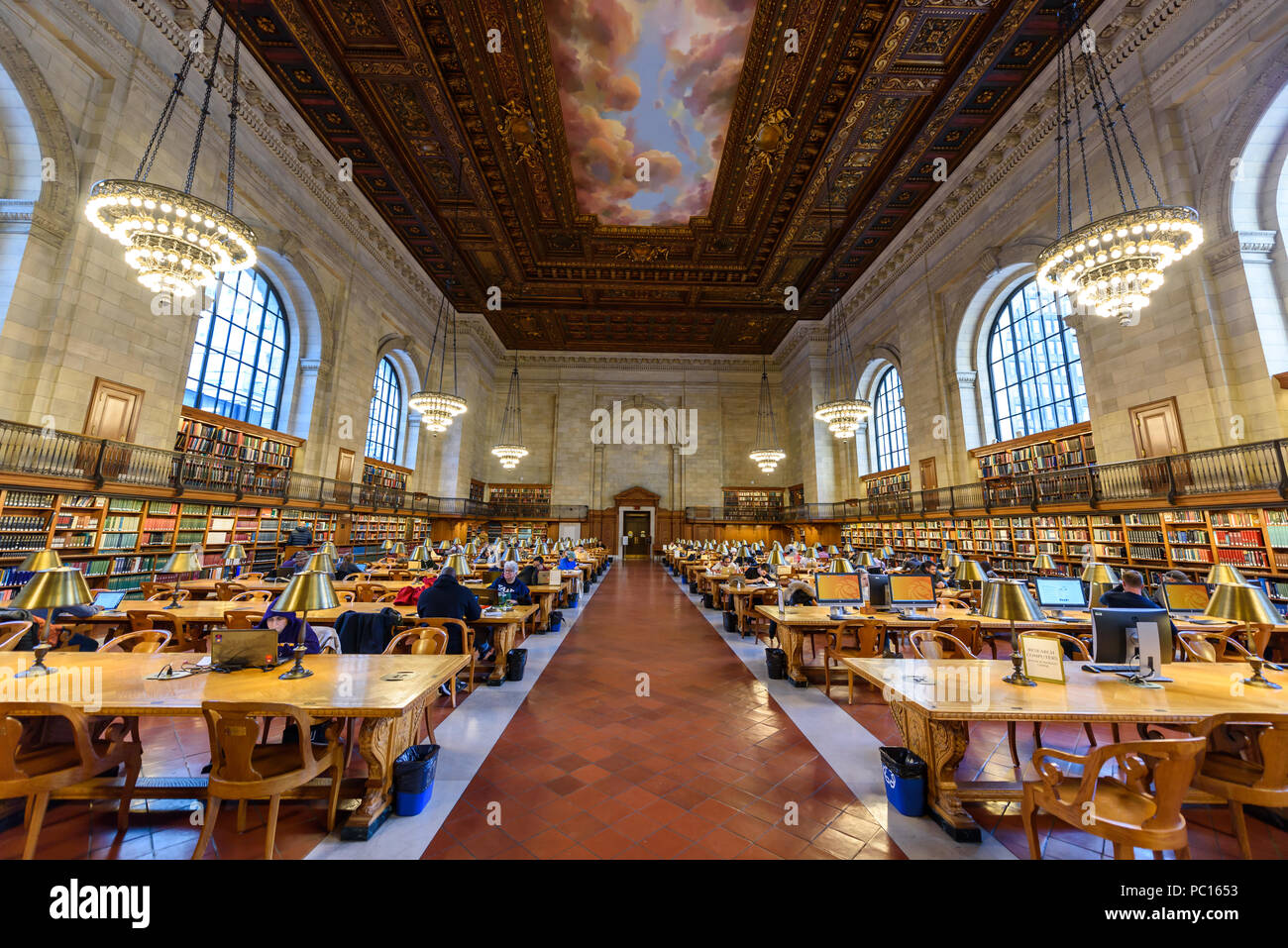NEW YORK CITY - 12 Décembre : les gens étudier dans la bibliothèque publique de New York le 12 décembre 2017 à Manhattan, New York City. La salle de lecture principale large Rose Banque D'Images