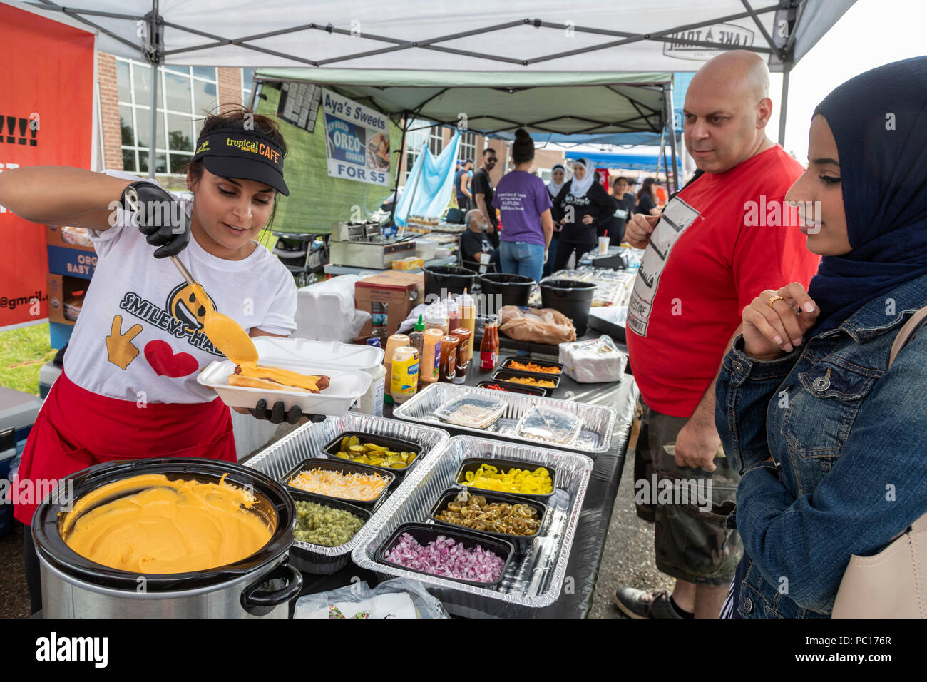 Dearborn, Michigan - une femme sert un hot dog halal à l'Halal Meats Smileys stand lors d'un rassemblement politique musulmane. La viande halal est préparé conformément Banque D'Images