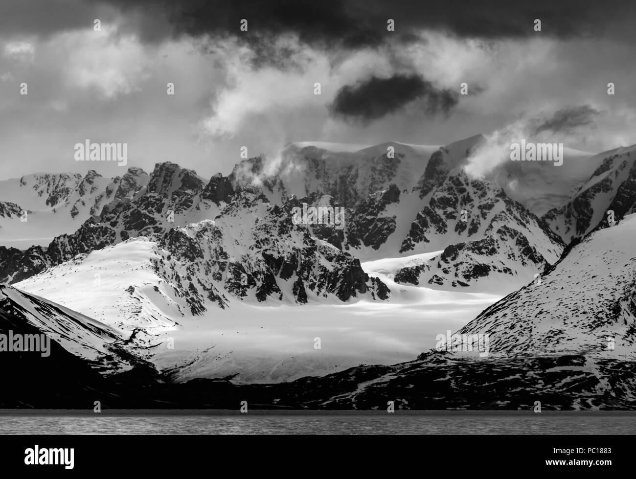 Beau paysage de montagnes couvertes de neige dans la région de Svalbard, Norvège. Banque D'Images