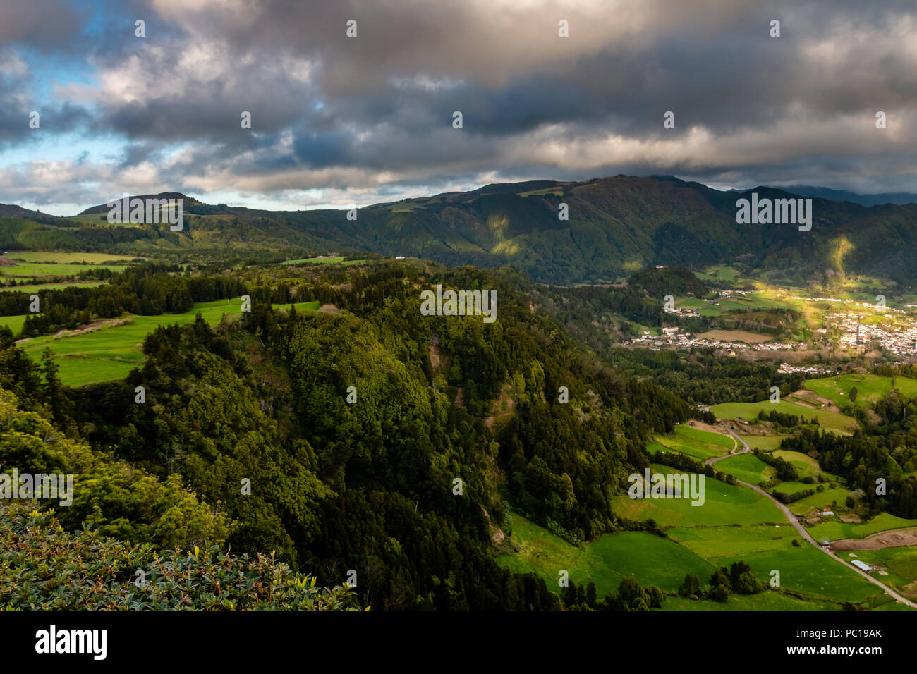 Vue aérienne sur le petit village situé à proximité de lac volcanique - Furnas sur Açores, Sao Miguel, Portugal. Banque D'Images