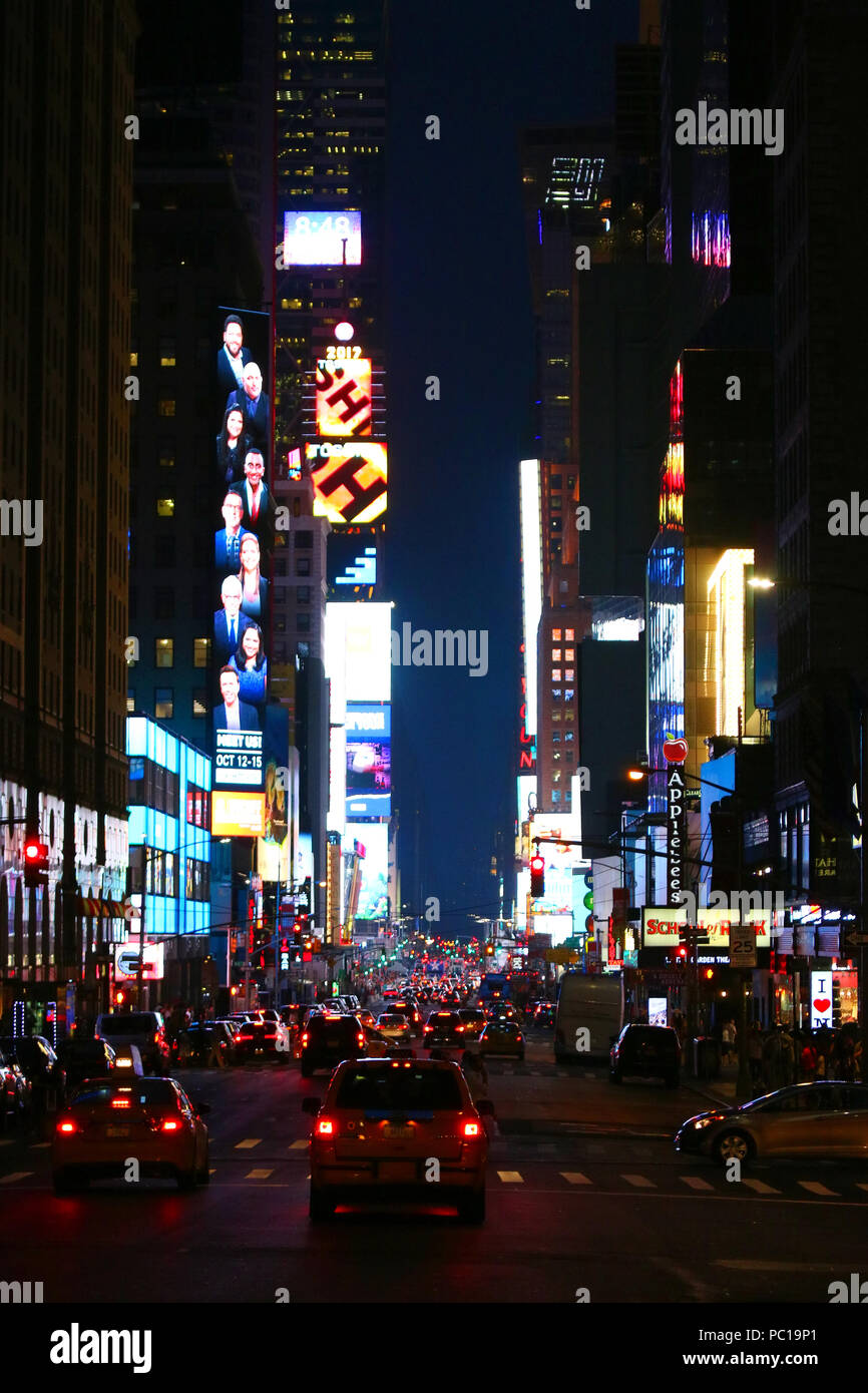 NEW YORK, NY - 11 juillet : Quartier des Théâtres de Broadway et Times Square néons vu au sud de la 7e Avenue à Manhattan sur soir Juillet 11th, 2017 au N Banque D'Images