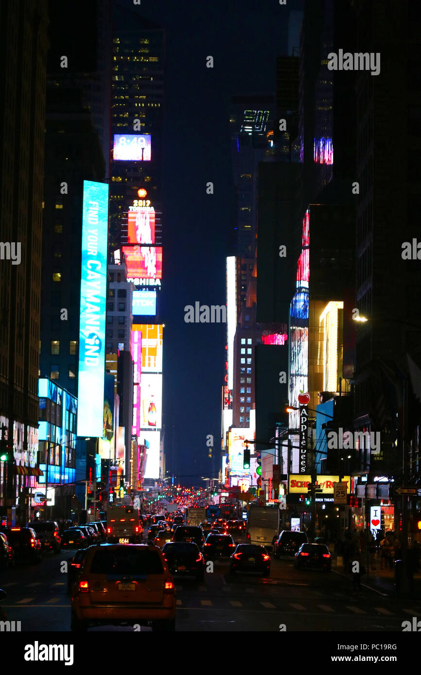 NEW YORK, NY - 11 juillet : Quartier des Théâtres de Broadway et Times Square néons vu au sud de la 7e Avenue à Manhattan sur soir Juillet 11th, 2017 au N Banque D'Images