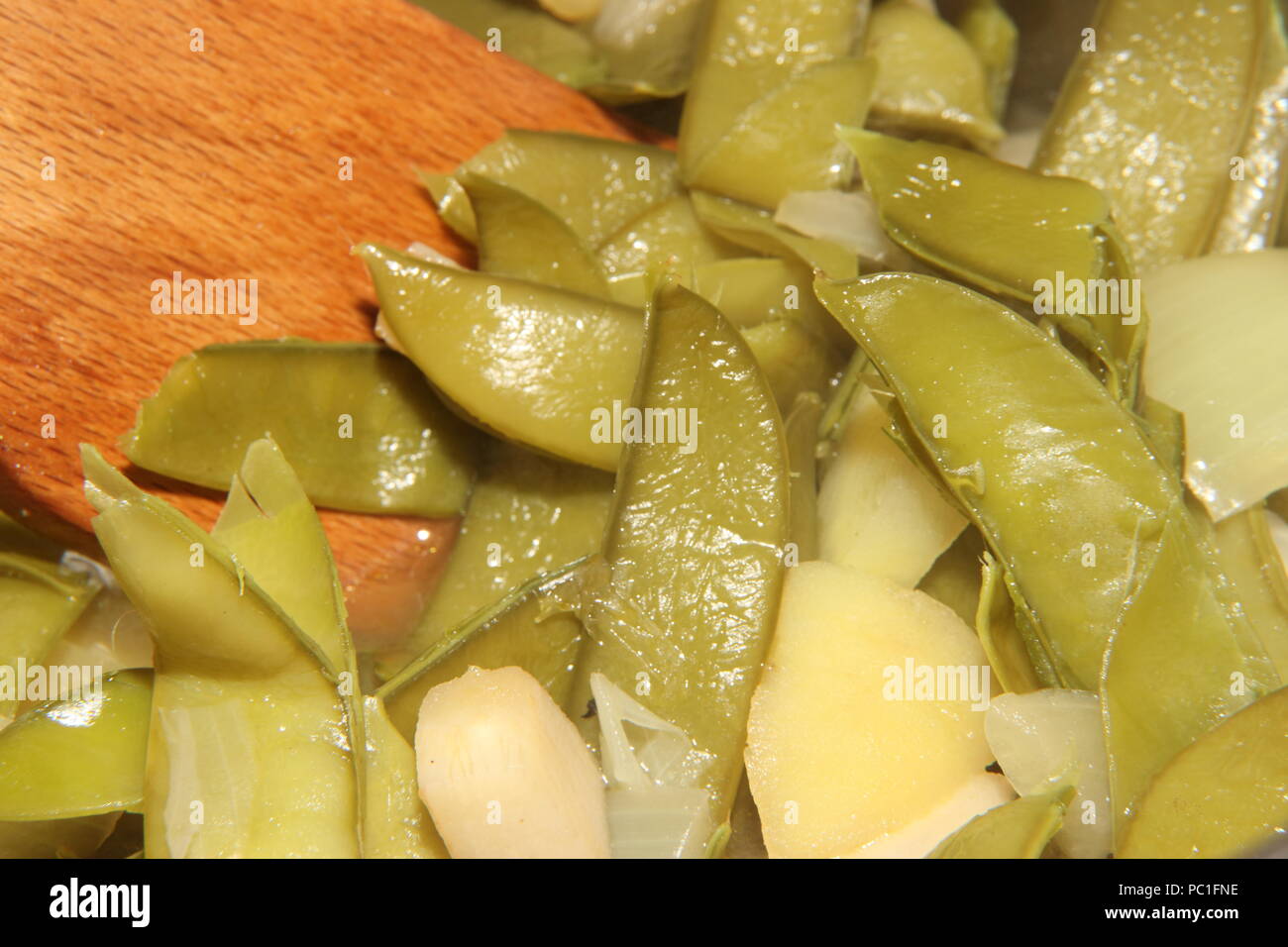 Les gousses de pois et de pommes de terre dans la soupe Banque D'Images