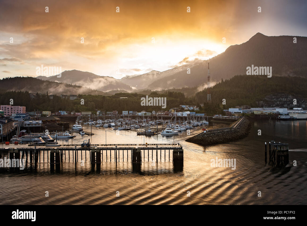 Beau Lever de soleil sur la marina dans le Petit Port au Port de Skagway en Alaska, USA Banque D'Images