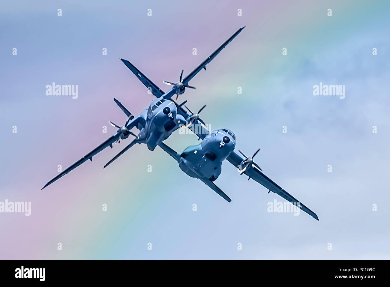 CASA deux avions de patrouille maritime CN-235 appartenant à l'Irish Air Corps voler ensemble en formation serrée effectuer une division en face d'un arc-en-ciel Banque D'Images