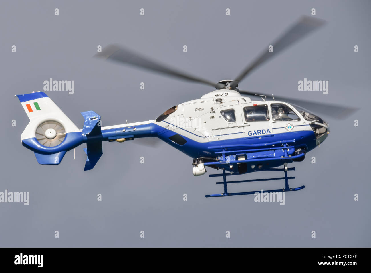 Hélicoptère Eurocopter EC-135 appartenant à la Garda Siochana irlandaise force de police. Banque D'Images