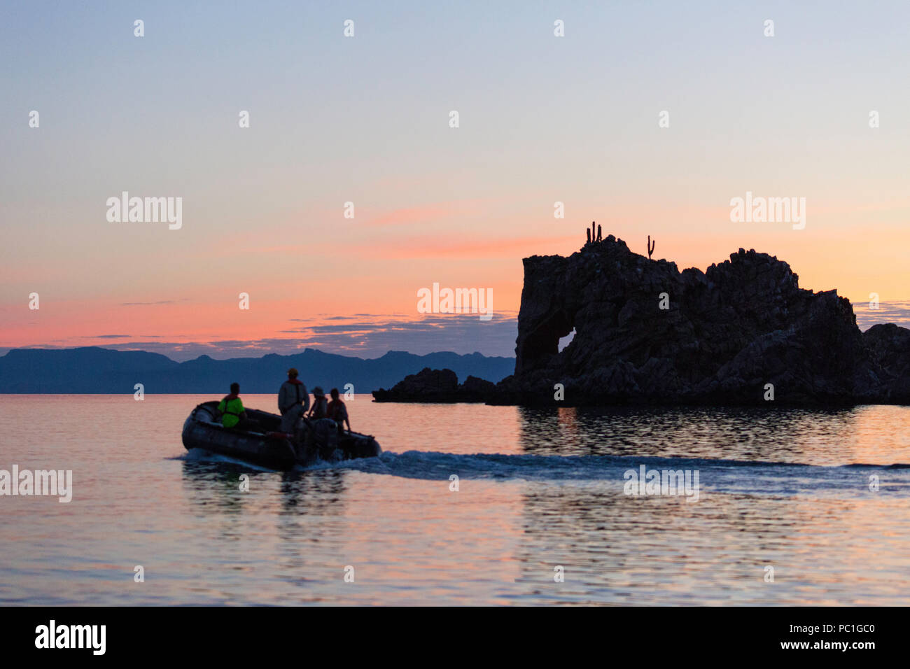 Croisière Zodiac au coucher du soleil près de l'île Santa Catalina, Baja California Sur, au Mexique. Banque D'Images