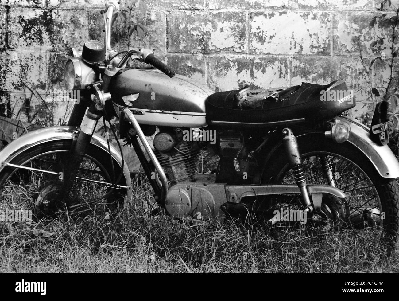 Moto abandonnée Banque d'images noir et blanc - Alamy