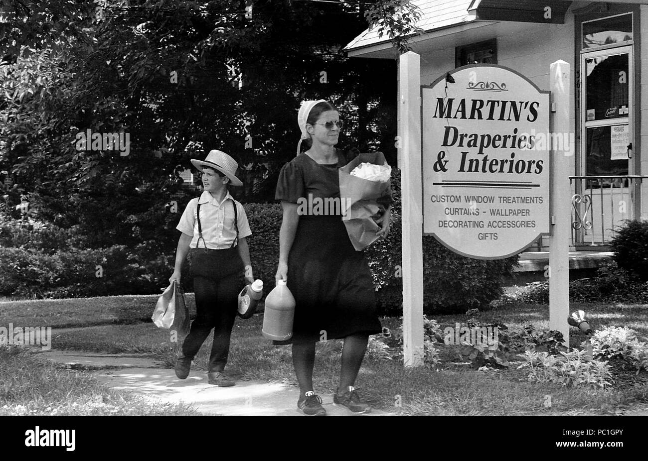 Mère et fils venant de l'épicerie. Communauté Amish à Lancaster, PA, USA, approx. 1986. Banque D'Images