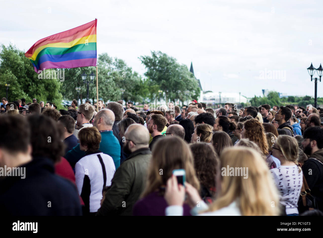 Plan large de la foule qui s'amassait pour veillée LGBT Banque D'Images