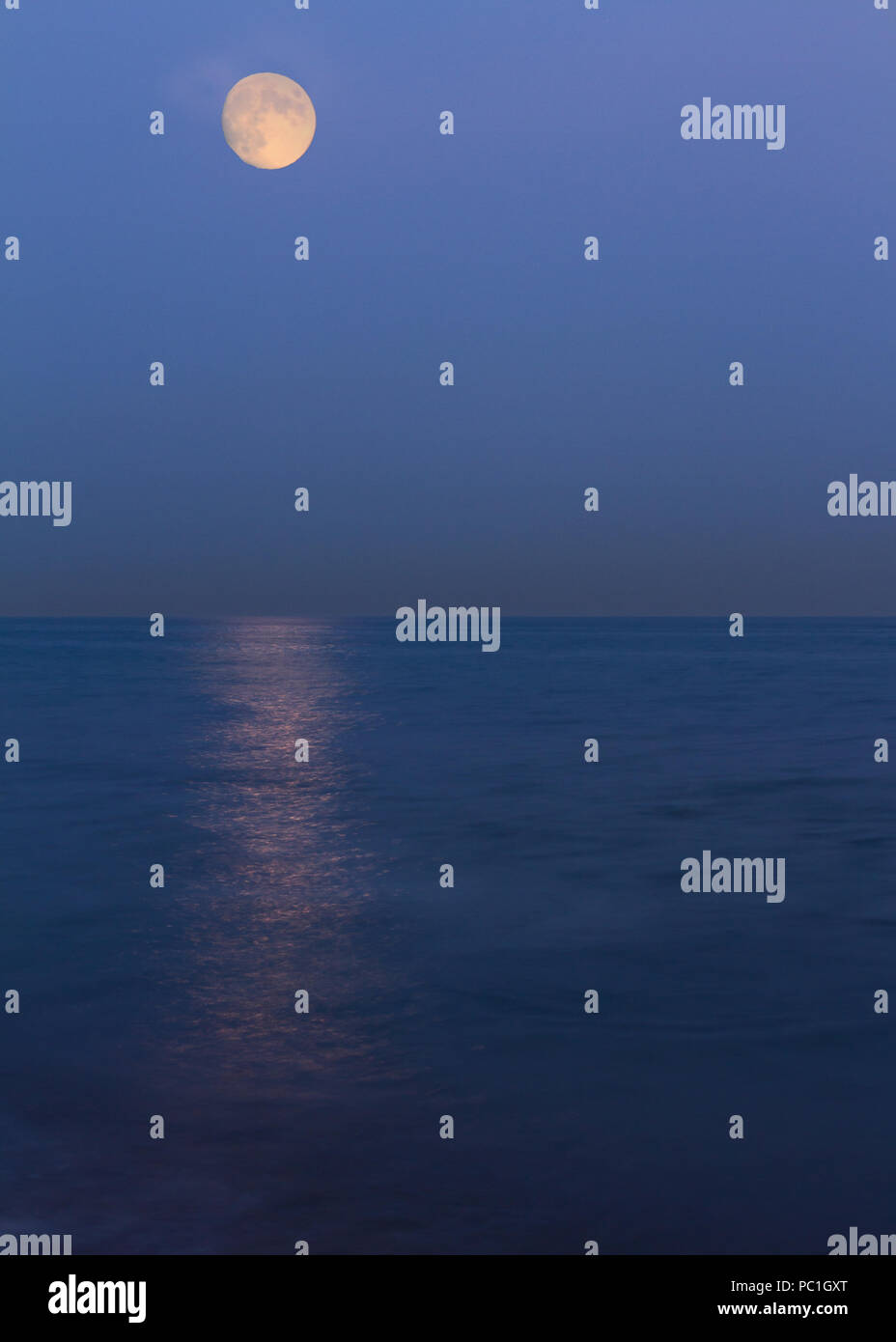 Lune se levant sur la mer Banque D'Images