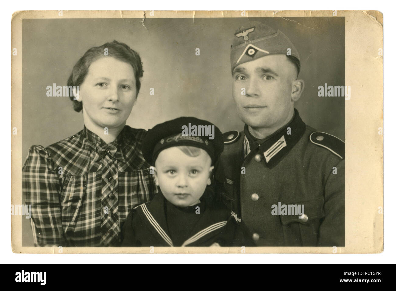 Historique allemand photo de famille : mari en uniforme et femme et son fils dans des vêtements garçon de cabine de la Marine. Bords déchirés, 1941, la seconde guerre mondiale, l'Allemagne, Troisième Reich Banque D'Images