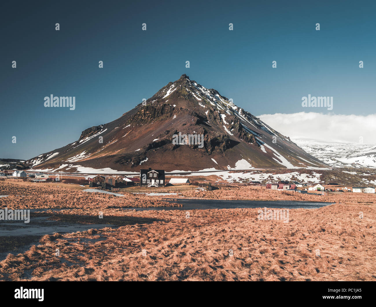 Lever coucher islandais typique paysage de montagne à Arnarstapi salon en péninsule de Snæfellsnes en Islande Banque D'Images