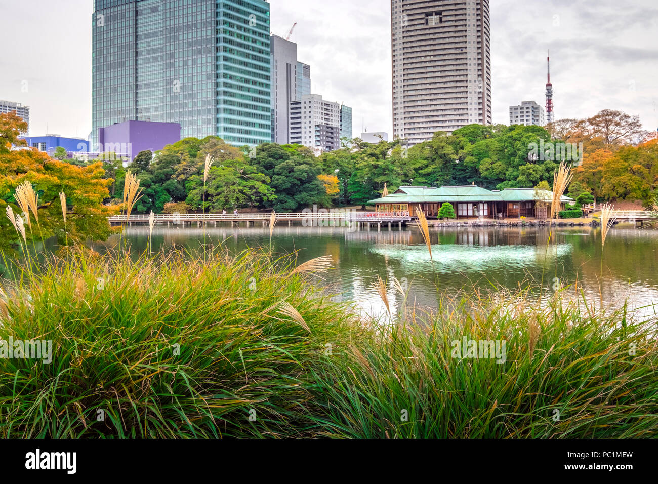 Hama Rikyu Hamarikyu (aussi) et le jardin japonais le plus ancien gratte-ciel modernes du quartier de Shiodome, Chuo Ward, Tokyo, région du Kanto, l'île de Honshu, Japon Banque D'Images