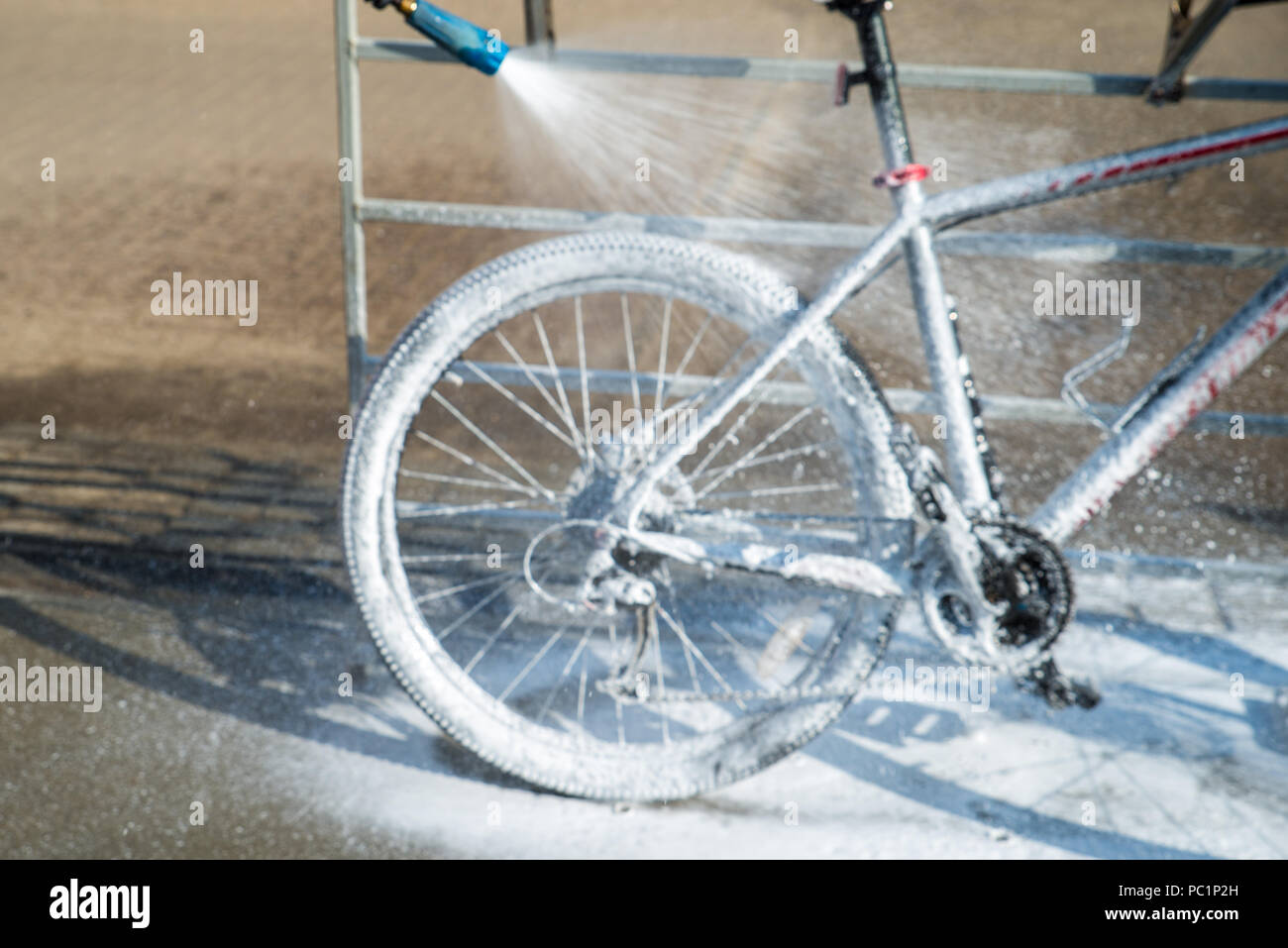 Bicycle washing Banque de photographies et d'images à haute résolution -  Alamy
