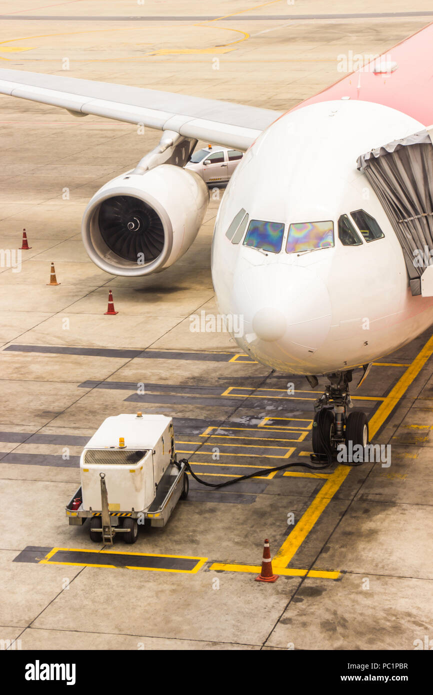 Contrôle du train principal d'entretien d'aéronefs dans l'aéroport avant le départ pour la sécurité. Service de contrôle en amont. Banque D'Images