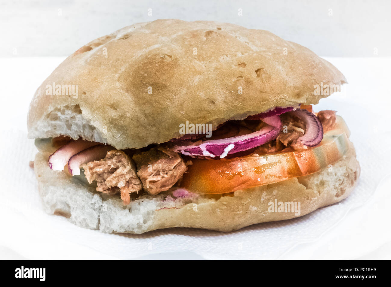 Un frreh avec sandwich au thon tomate et oignon rouge Banque D'Images