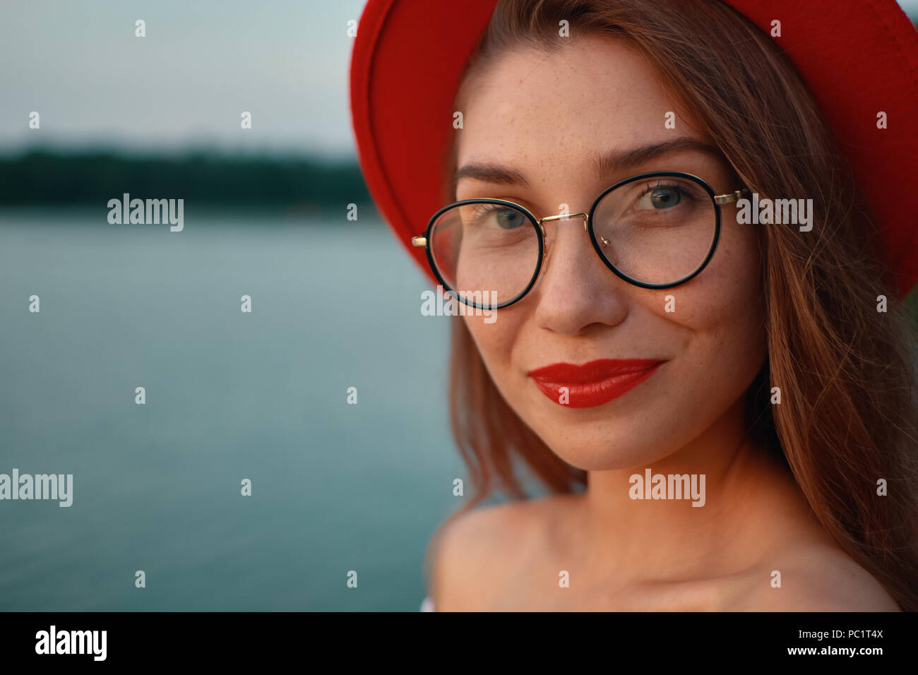 Close-up Portrait of Girl with red lips, lunettes et chapeau Banque D'Images