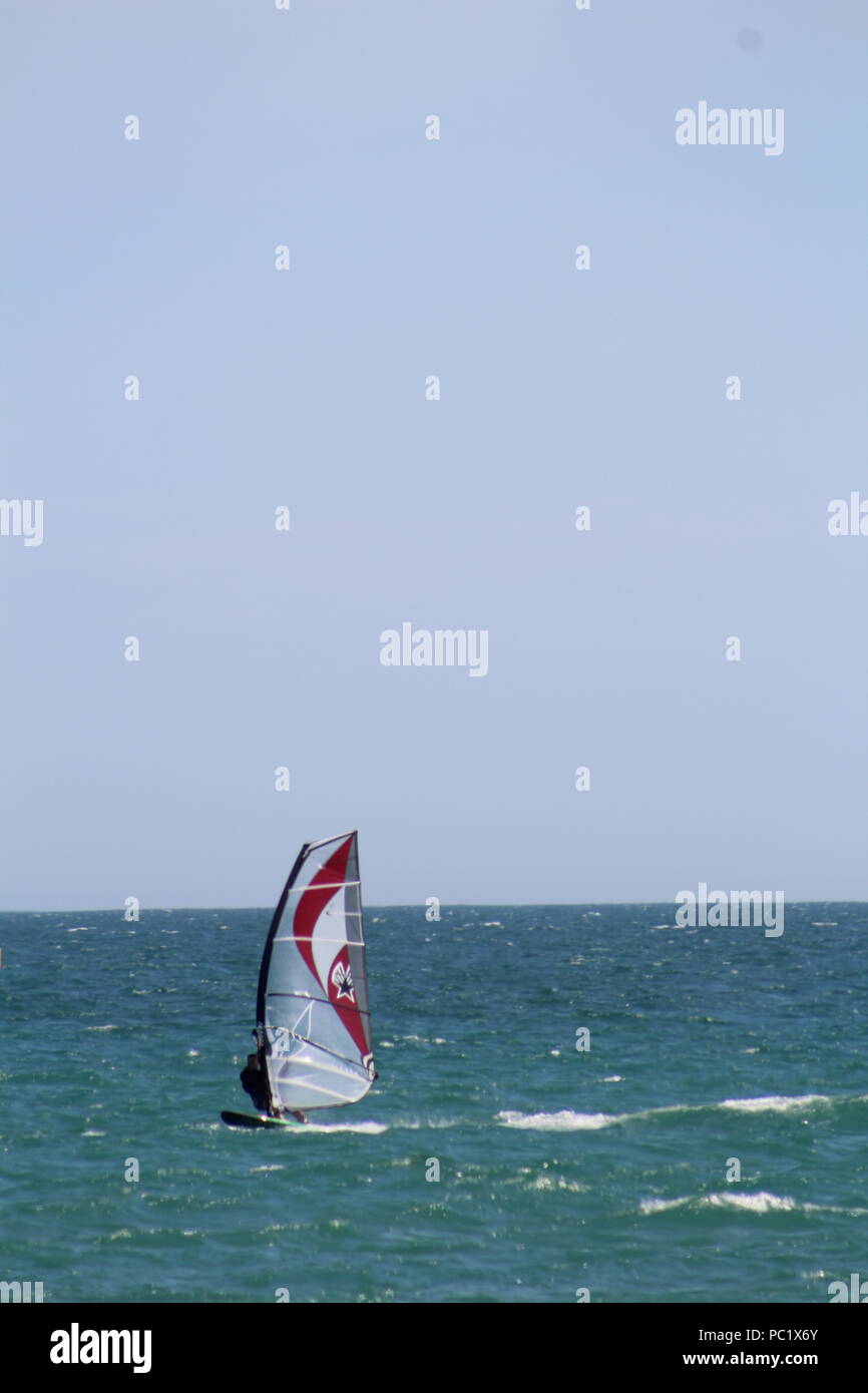 Wind surfer off Goring-par la mer et les éoliennes dans l'arrière-plan Banque D'Images