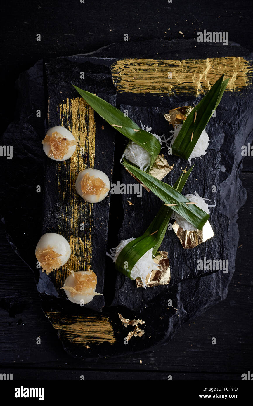 Bouilli sucré dessert,balle rouler sur la noix de coco râpée. Banque D'Images