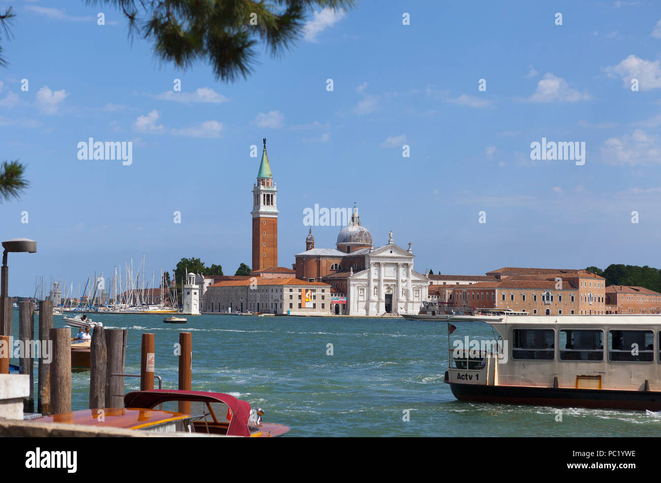 Église de San Giorgio Maggiore avec bateaux, Venise Banque D'Images