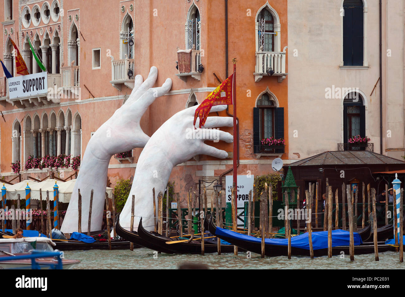 Mains géantes sculpture à Venise Banque D'Images