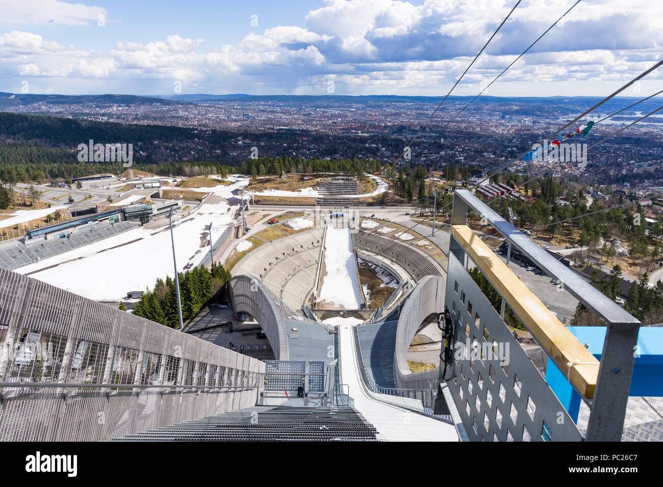 Holmenkollbakken est un grand saut à ski hill situé à Holmenkollen à Oslo, Norvège. Banque D'Images