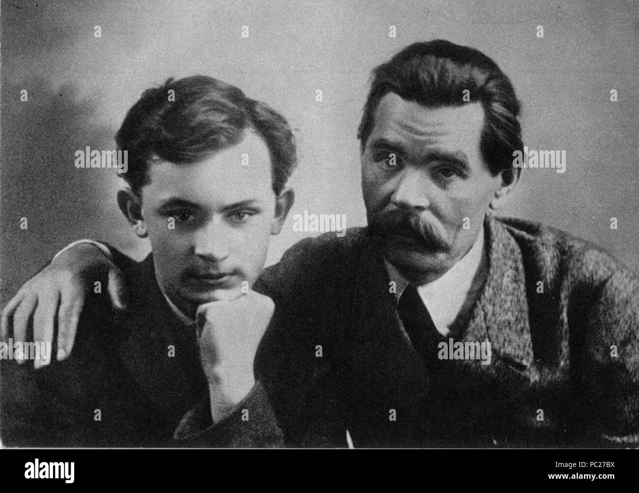 408 Maxime Gorki avec son fils (1912) Banque D'Images