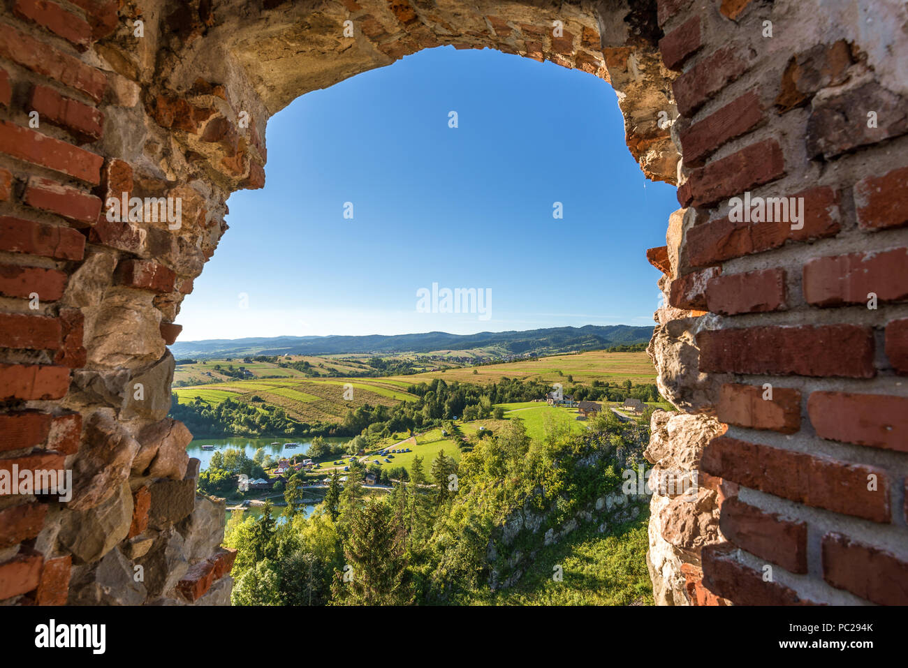Paysage rural pittoresque vu à travers les ruines du château de Czorsztyn. Pologne Banque D'Images