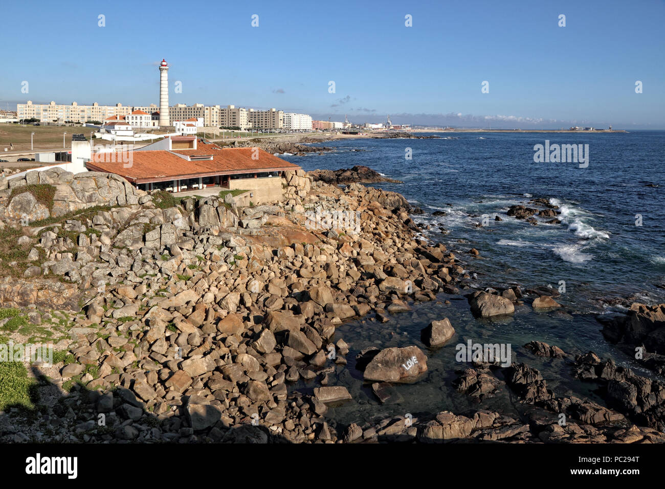 Message d'amour écrit dans les roches de la zone de baignade, Leca da Palmeira le Nord du Portugal Banque D'Images
