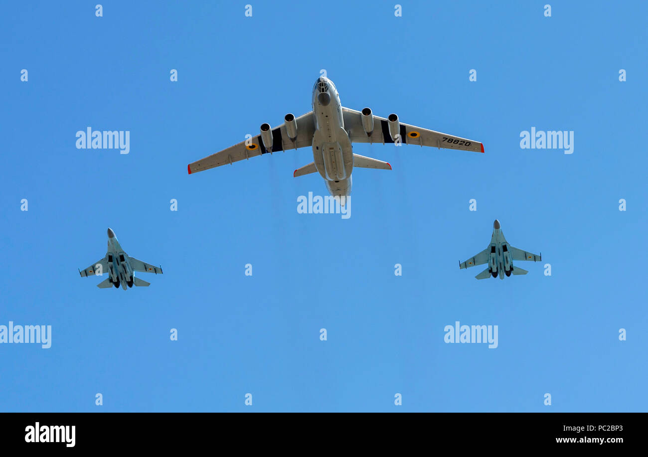 L'Armée de l'air ukrainienne, II-76MD et deux Sukhoi Su27s Banque D'Images