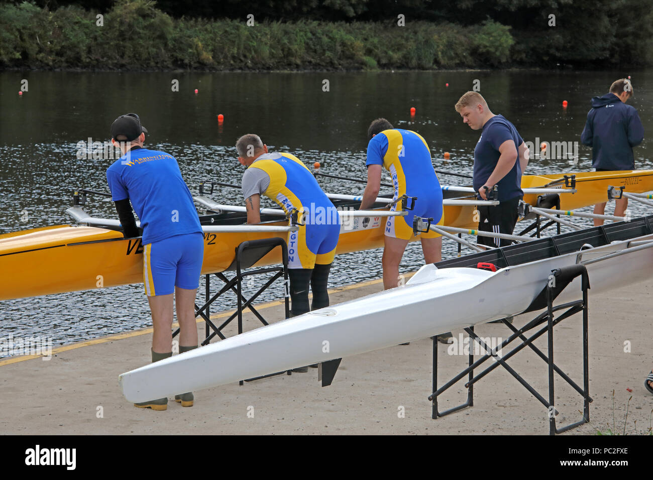 Les hommes de la CMR le lancement d'un quad, à Warrington Rowing Club 2018 Régate d'été, Howley lane, rivière Mersey, Cheshire, North West England, UK Banque D'Images
