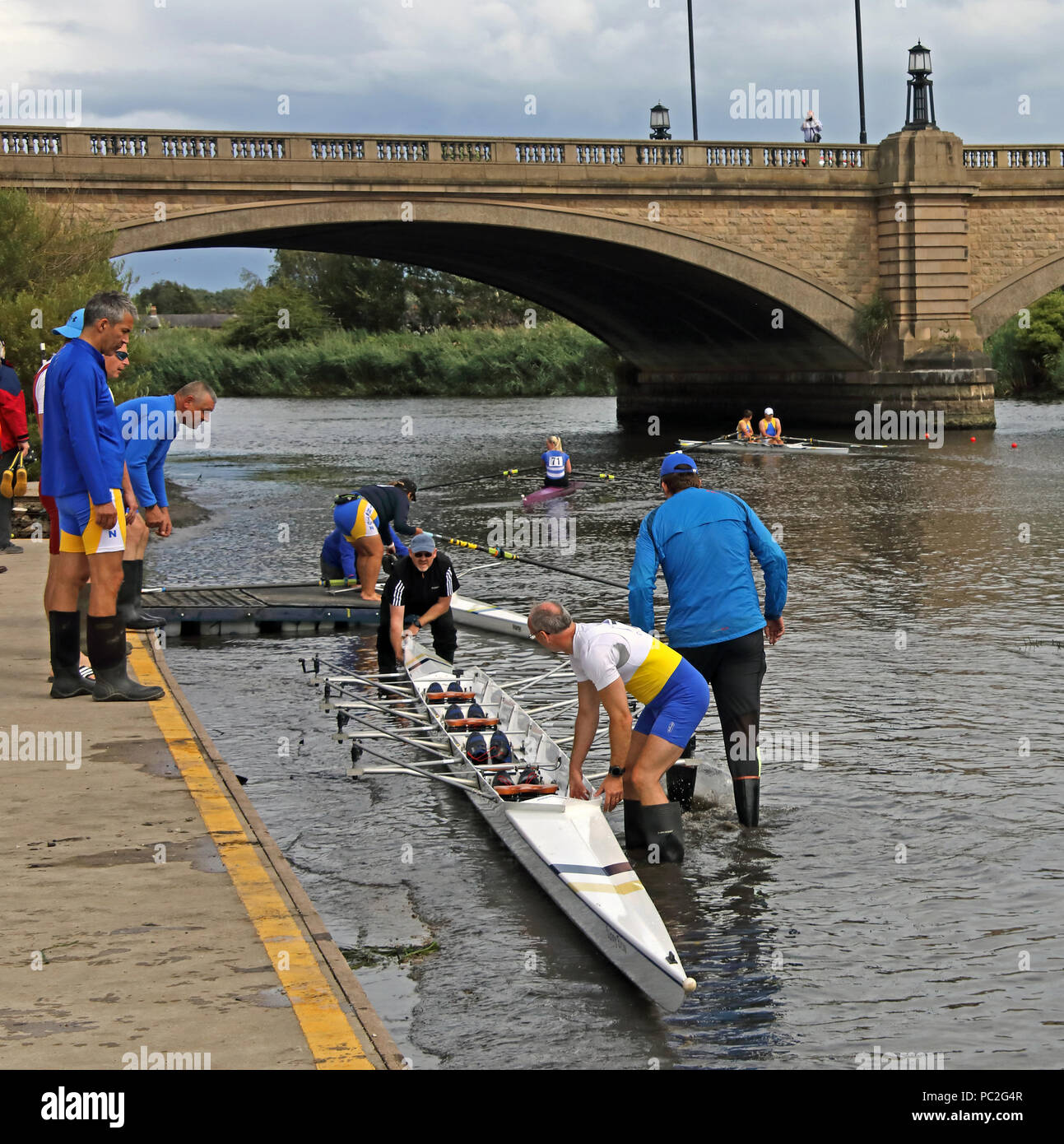 Le lancement d'un quad, à Warrington Rowing Club 2018 Régate d'été, Howley lane, rivière Mersey, Cheshire, North West England, UK Banque D'Images