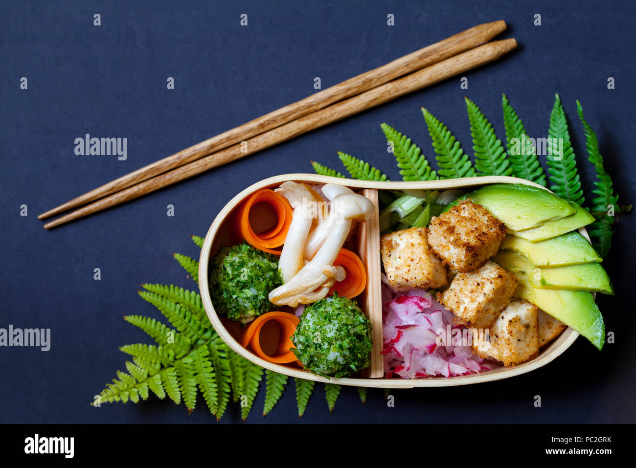 Boîte à lunch bento japonais withg champignons, onigiri et tofu Banque D'Images