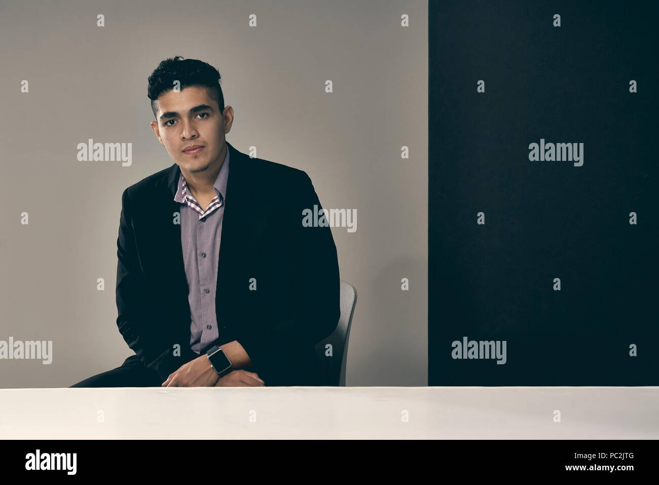 Studio portrait d'un homme âgé de 19 ans, portant une chemise et une veste noire Banque D'Images