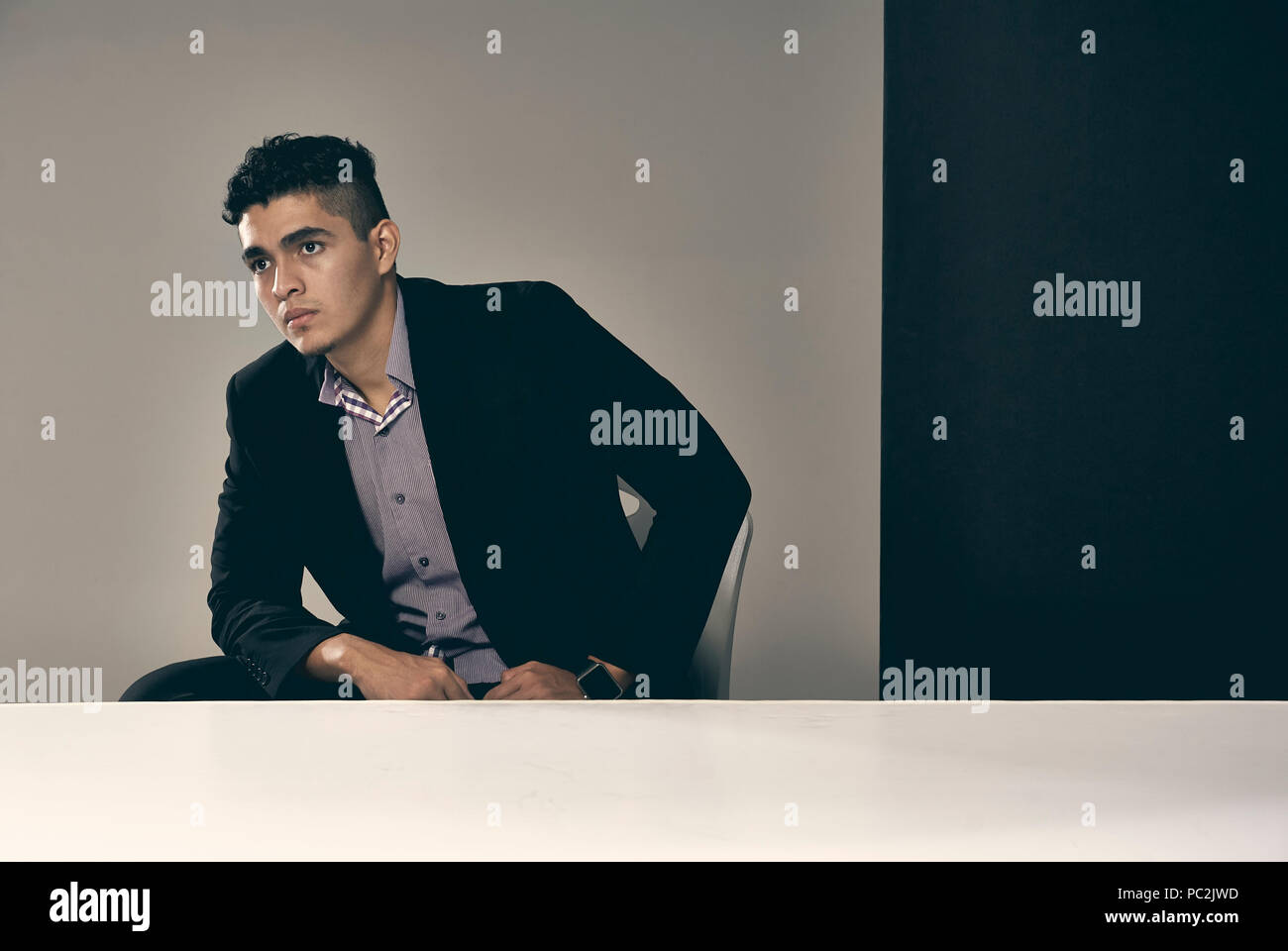 Studio portrait d'un homme âgé de 19 ans, portant une chemise et une veste noire Banque D'Images