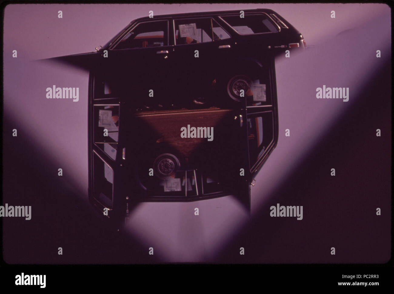 Abstract-de-un-nouveau-mazda-voiture-attente-transport-à-terminal-island-juin-1973 7136398089 o. Banque D'Images