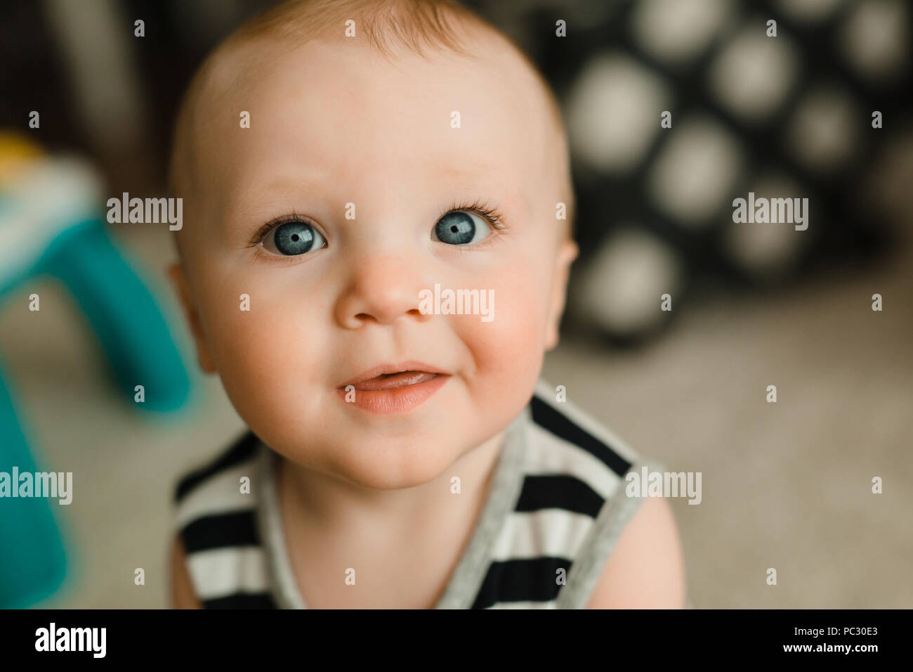 Mignon Bebe Garcon Joue A La Maison Photo Stock Alamy Mignon Bebe Garcon Joue A La Maison Photo Stock Alamy