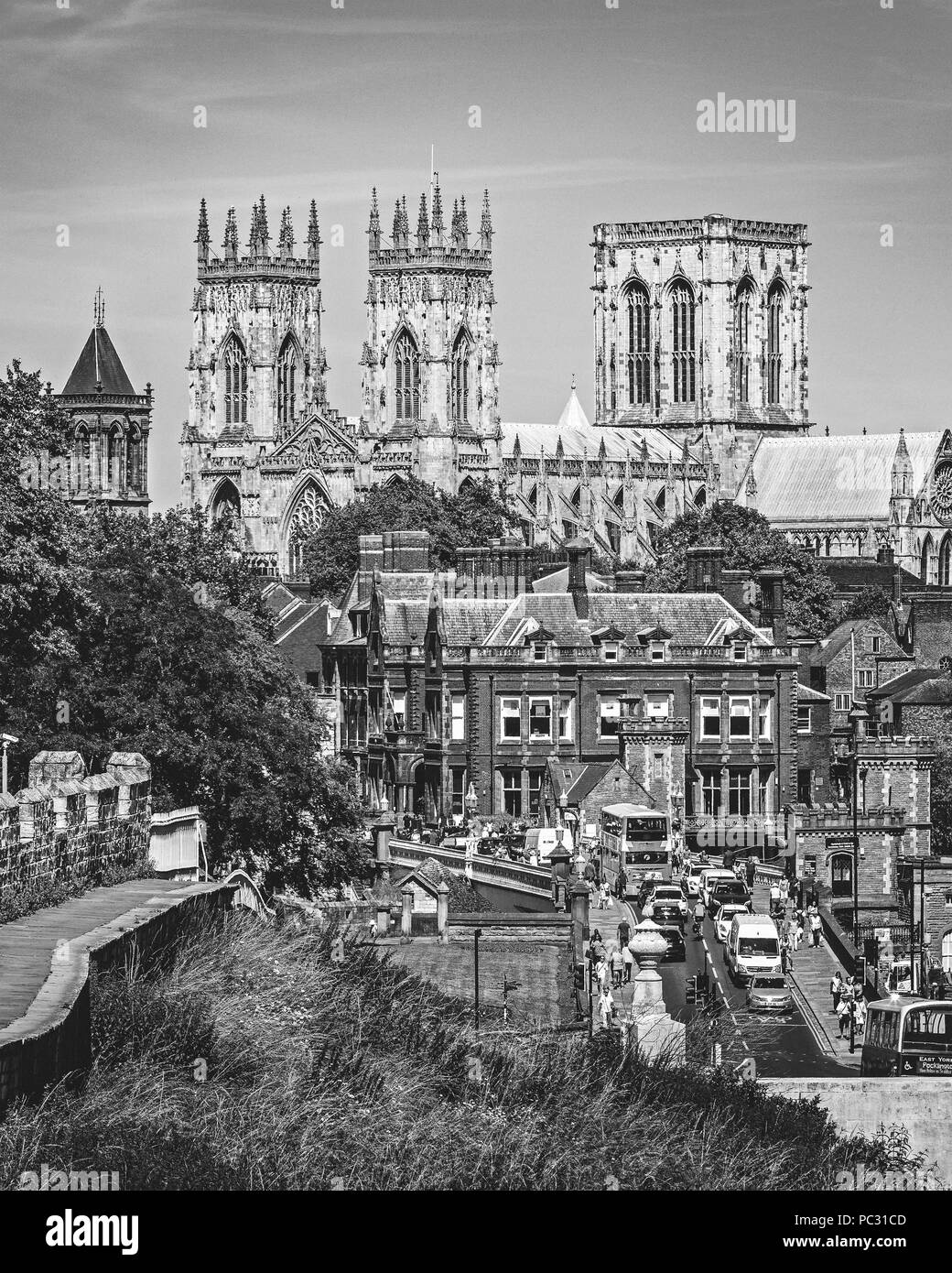 York Minster vu des murs de la ville. York, North Yorkshire, Angleterre, Royaume-Uni. Banque D'Images