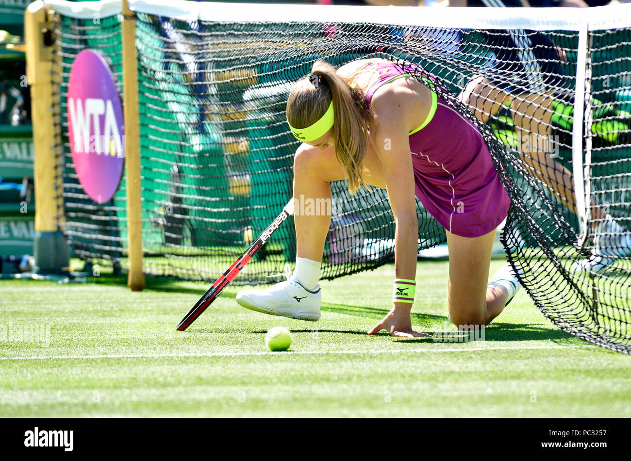 Aleksandra Krunic (Slovaquie) se lever après avoir glissé dans le filet à la Nature Valley International, 26 juin 2018 Eastbourne Banque D'Images