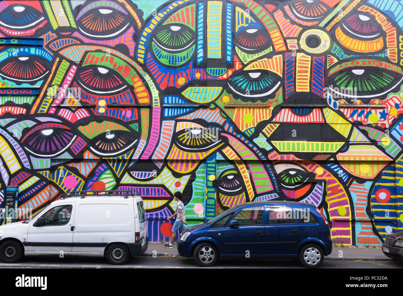 Street Art Paris - voitures garées à côté d'une fresque dans la zone du Canal de l'Ourcq à Paris, France, Europe. Banque D'Images