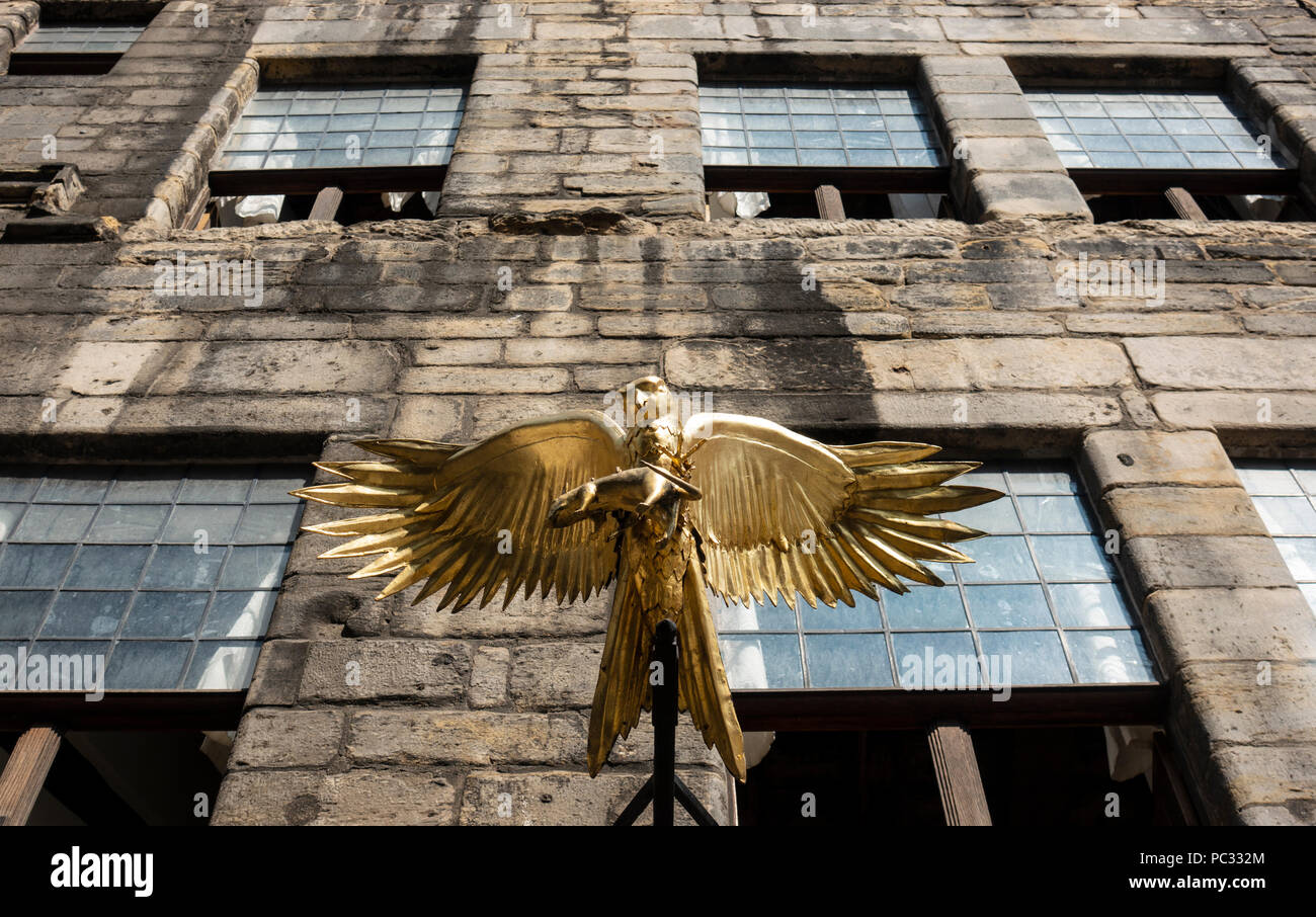 Oiseau doré à l'extérieur de Gladstones Land bâtiment historique sur Royal Mile dans la vieille ville d'Édimbourg, Écosse, Royaume-Uni Banque D'Images