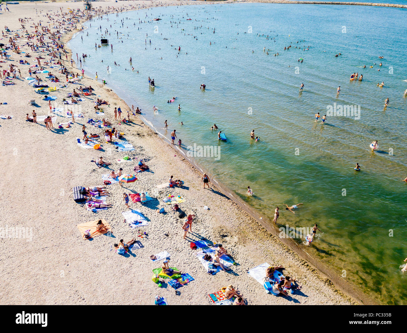Drone aérien Vue de personnes s'amusant et relaxant sur la plage Banque D'Images