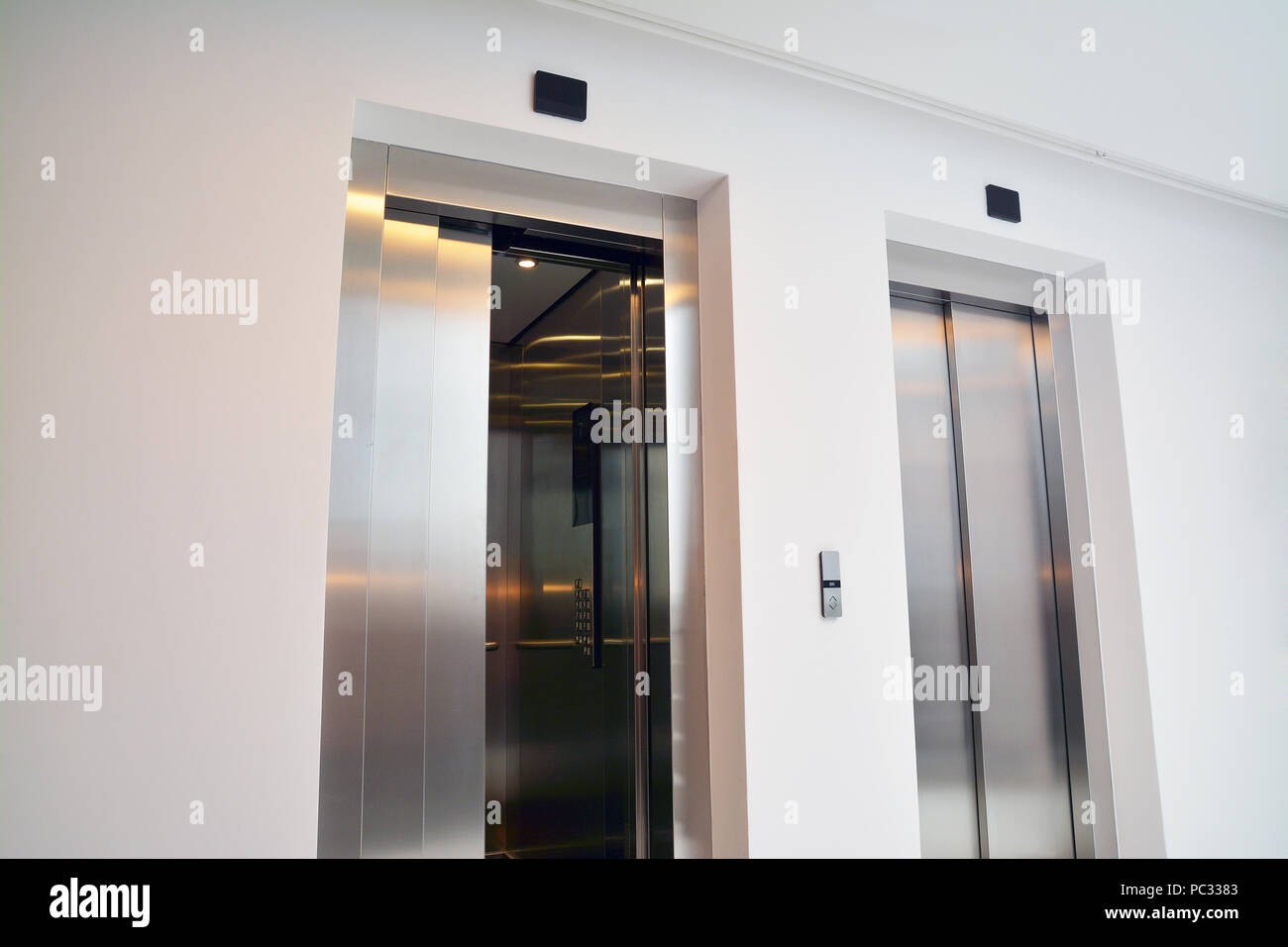 Deux portes d'ascenseur moderne Photo Stock - Alamy