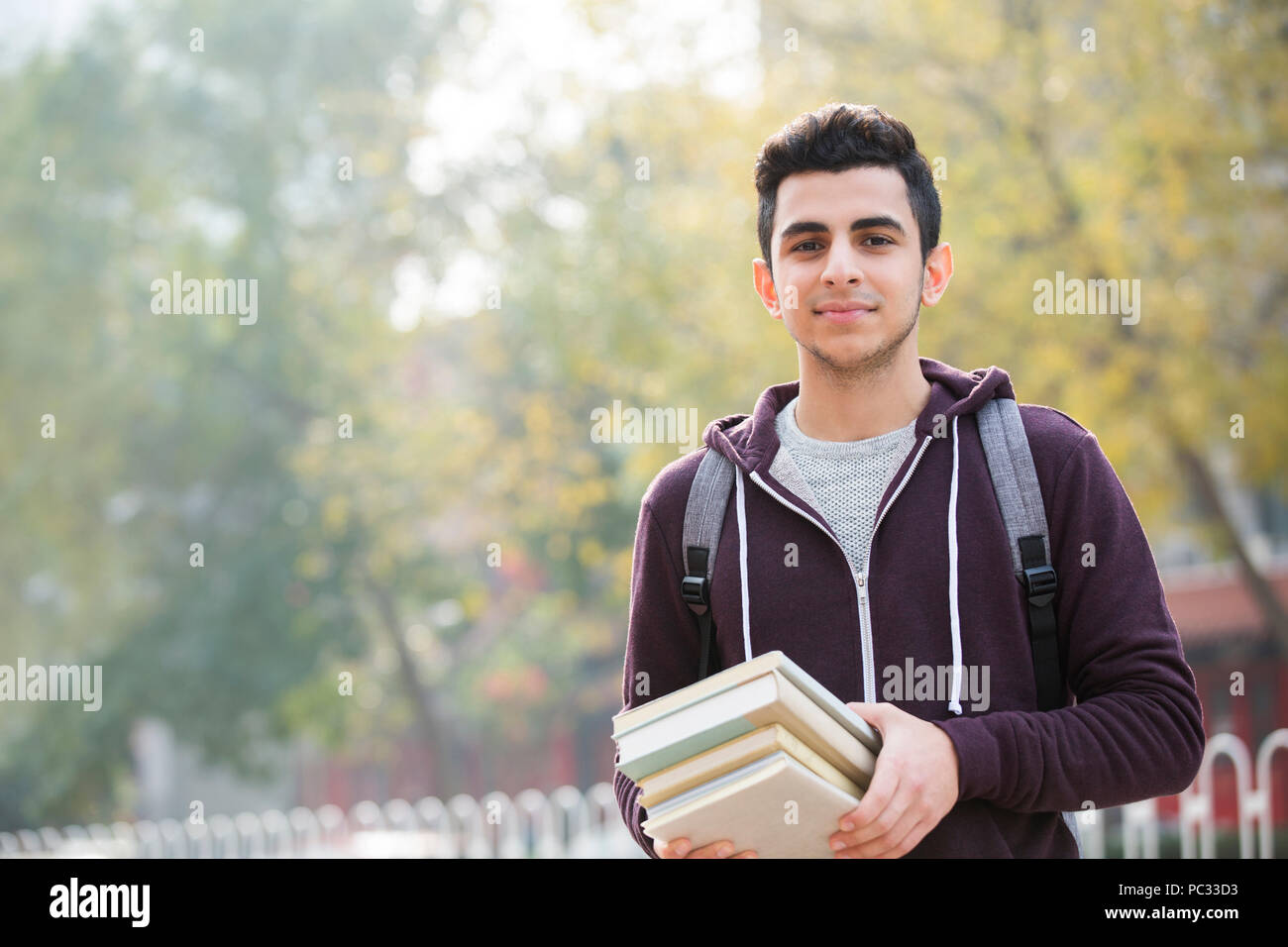 Les hommes gais à l'étranger étudiant avec books Banque D'Images