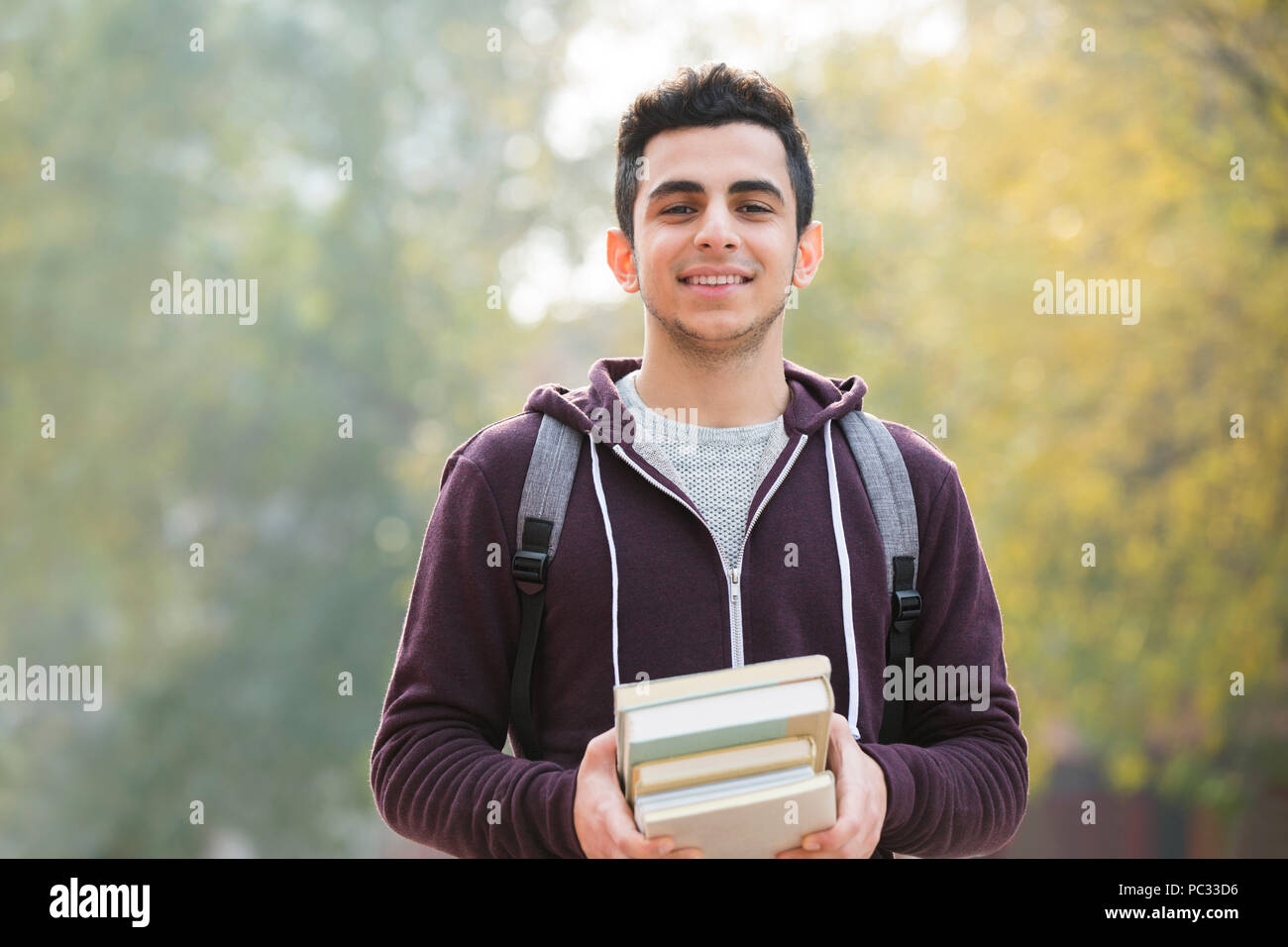 Les hommes gais à l'étranger étudiant avec books Banque D'Images