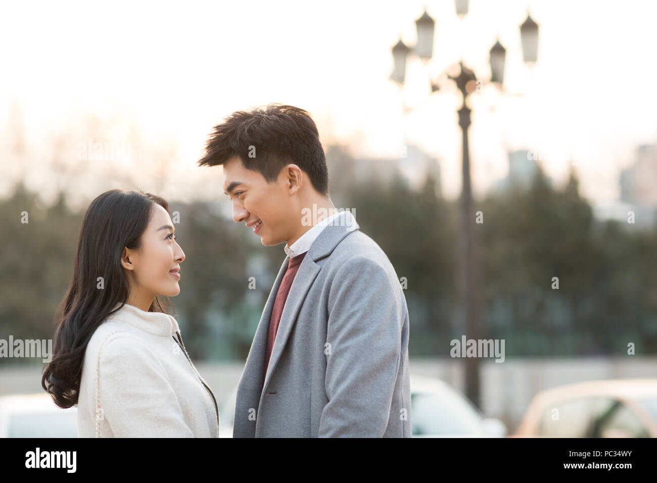 Cheerful young couple chinois Banque D'Images