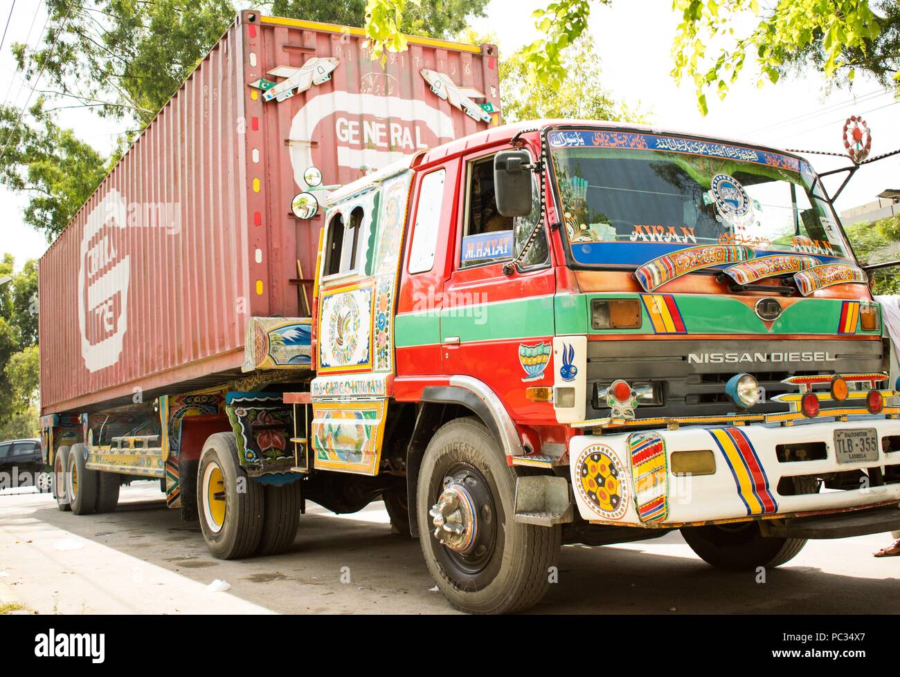 Camion de transport locale capturé au Pakistan avec des dessins typiques sur elle Banque D'Images